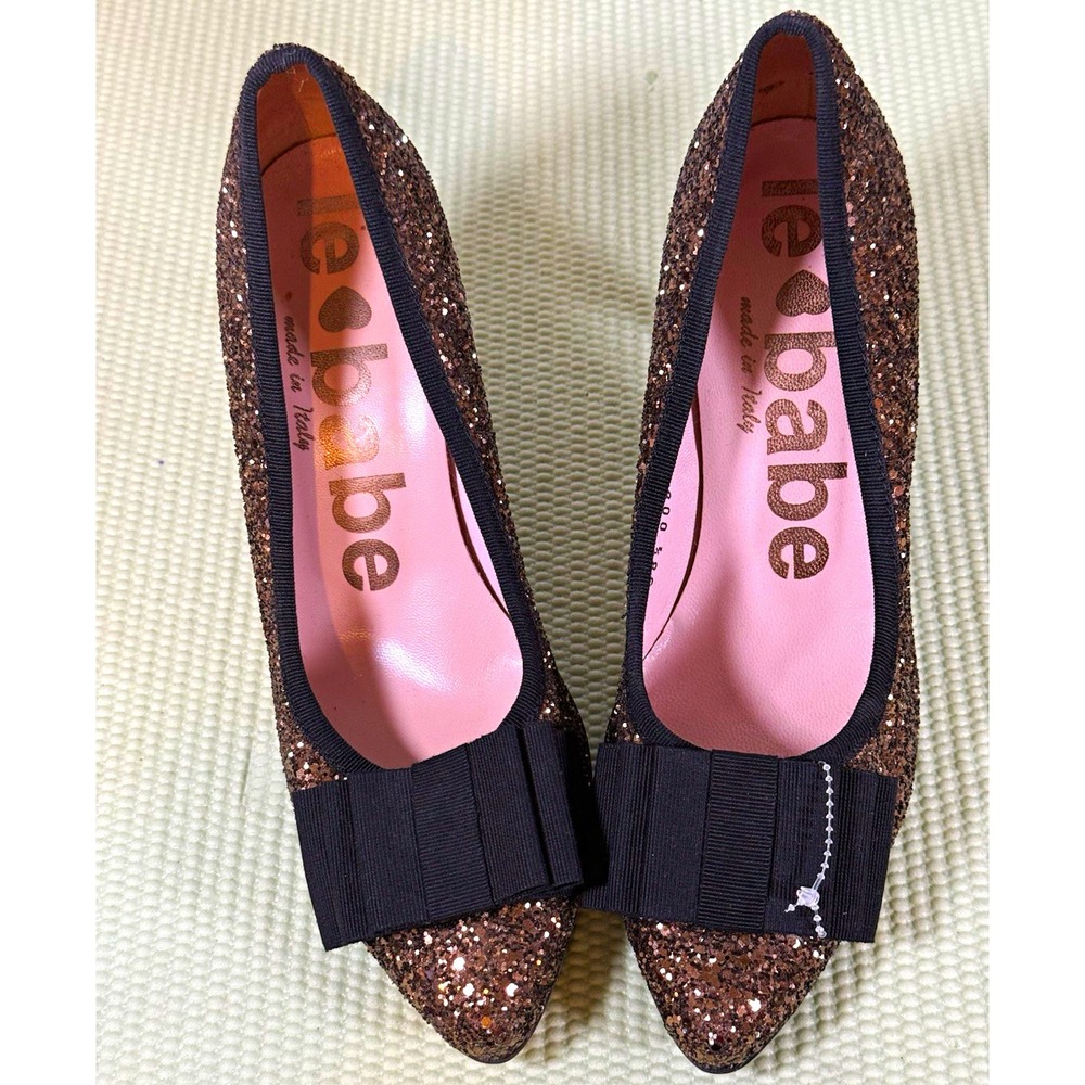 le babe Women's Gold Glitter Pointed Toe Stiletto Pump Bow Slip On Size 8 Italy